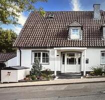 LUXURIÖSES TRAUMHAUS MIT POOL - 1.100.000,00 EUR Kaufpreis, ca. 240,00 m² Wohnfläche in Essen (PLZ: 45136) LUXURIÖSES TRAUMHAUS MIT POOL - 1.100.000,00 EUR Kaufpreis, ca. 240,00 m² Wohnfläche in Essen (PLZ: 45136)